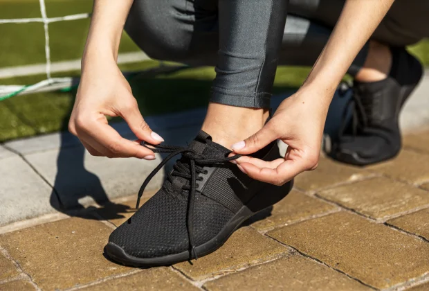 Czarne sneakersy damskie – na jakie modele postawić w sezonie 2023?