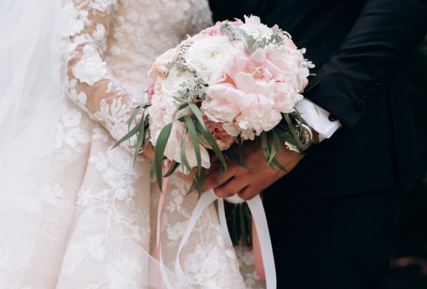Suknia ślubna w stylu rustykalnym – jaką wybrać? Jakie dodatki będą do niej idealne?